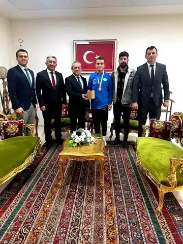 Şampiyon Halterci Tuna Yaraş Kaymakam'ı Ziyaret Etti