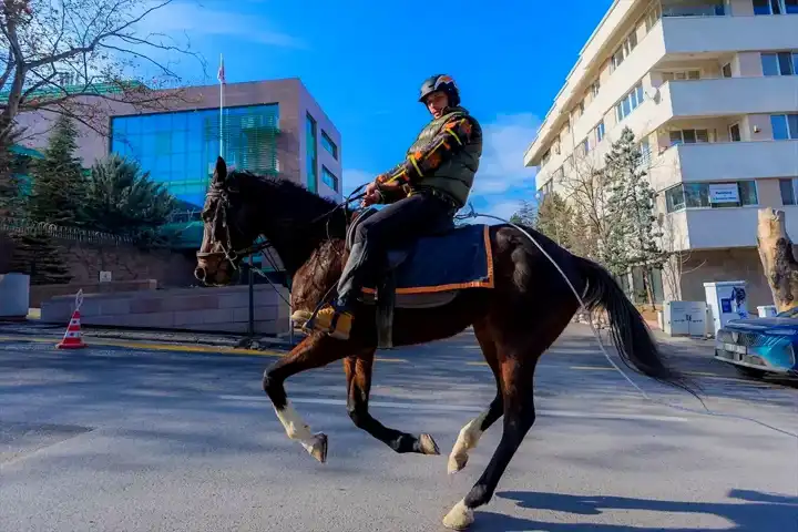Ankara'da Atlı Trafik Şovu