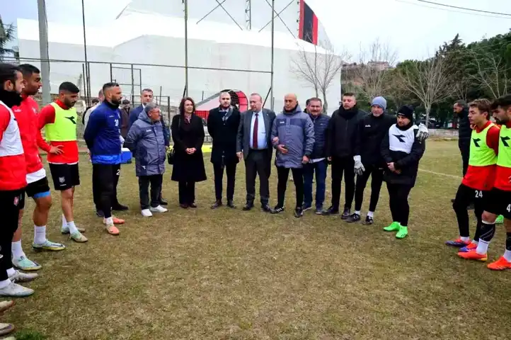 Uşak Belediye Başkanı Yalım, Uşakspor'u Antrenmanda Ziyaret Etti